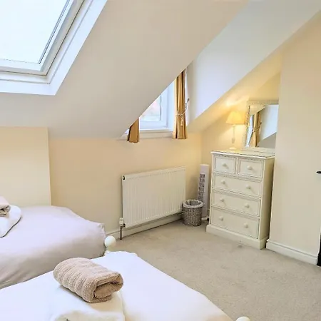 Дом отдыха Riverside House - With Parking