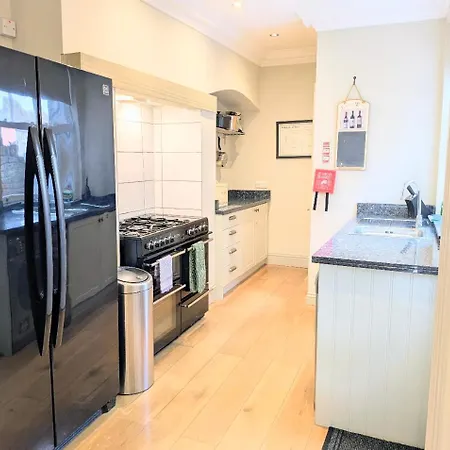 Дом отдыха Riverside House - With Parking