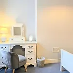 Vakantiehuis Riverside House - With Parking *
