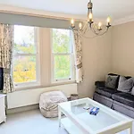 Riverside House - With Parking Vakantiehuis