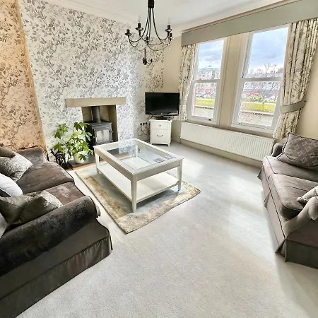 Riverside House - With Parking Holiday home