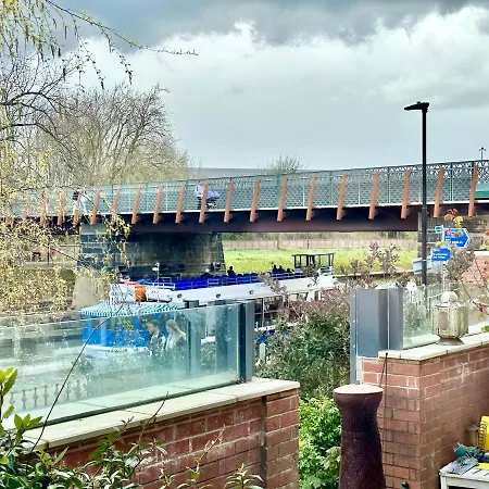Riverside House - With Parking Holiday home *