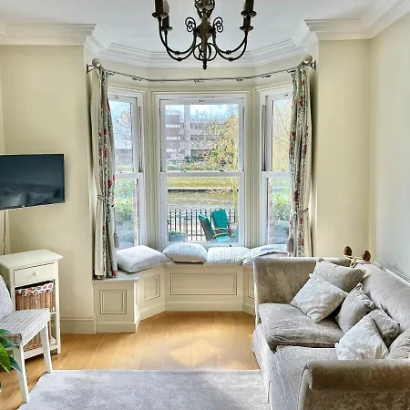 Riverside House - With Parking Holiday home