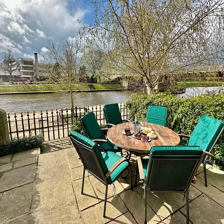 Riverside House - With Parking Holiday home York