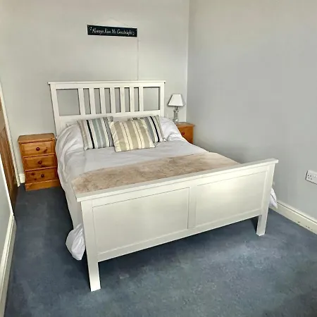 Riverside House - With Parking Holiday home York