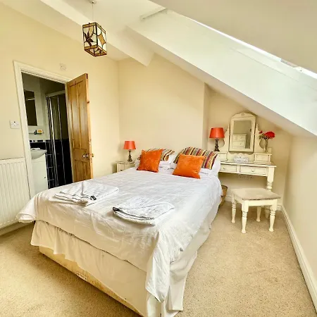 Riverside House - With Parking Holiday home York