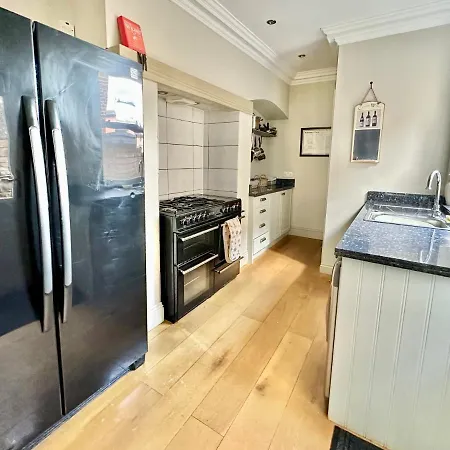 Riverside House - With Parking Holiday home York