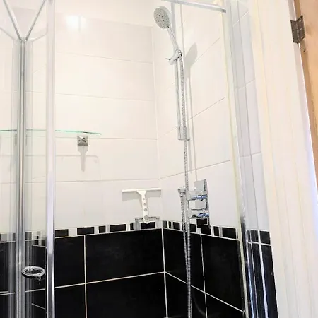 Riverside House - With Parking *