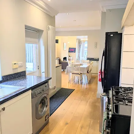 Riverside House - With Parking *