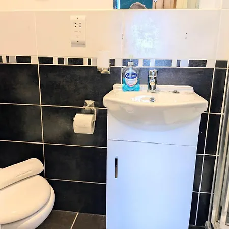 Riverside House - With Parking * York