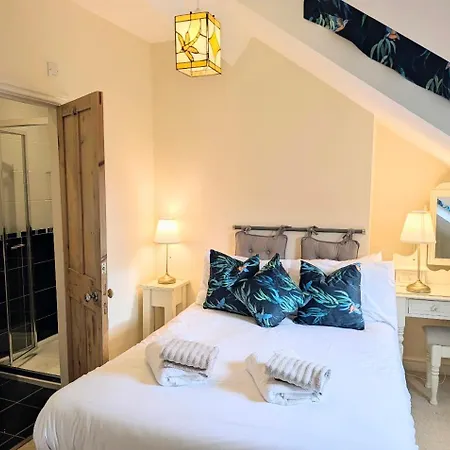 Riverside House - With Parking