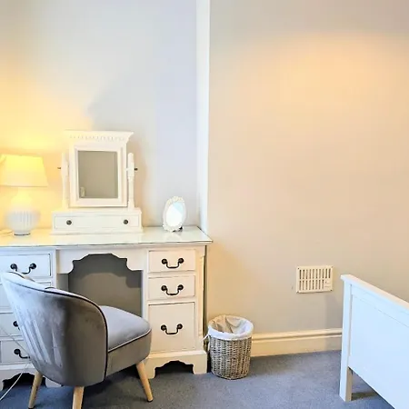 Riverside House - With Parking Сasa de vacaciones