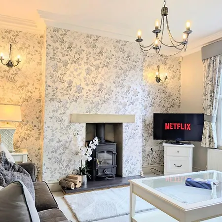 Riverside House - With Parking