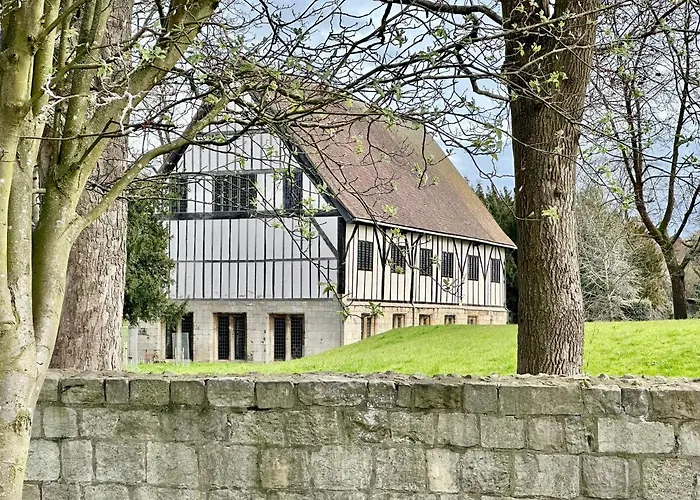 Riverside House - With Parking *