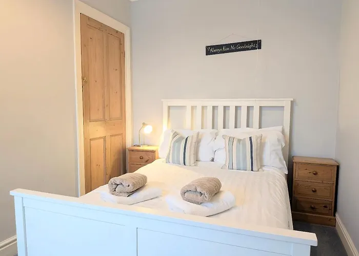 Riverside House - With Parking * York