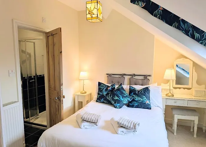 Riverside House - With Parking