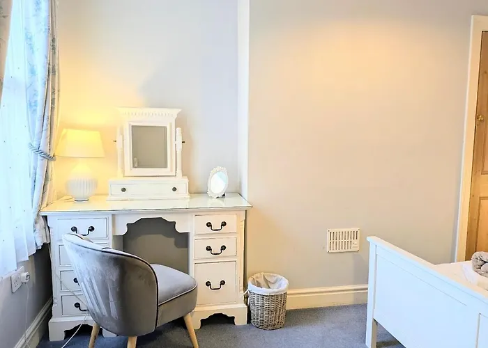 Riverside House - With Parking Сasa de vacaciones