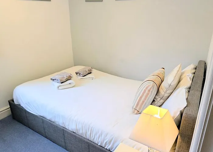 Riverside House - With Parking * York