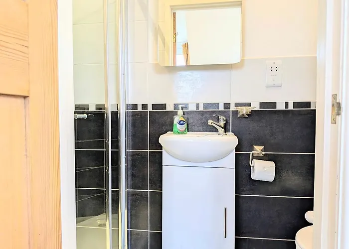 Riverside House - With Parking