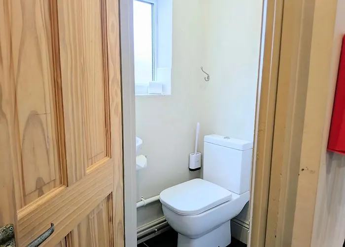 Riverside House - With Parking Сasa de vacaciones *