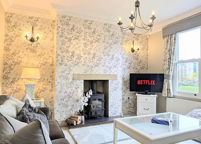 Riverside House - With Parking