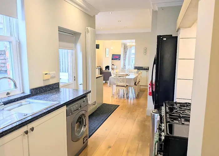 Riverside House - With Parking *